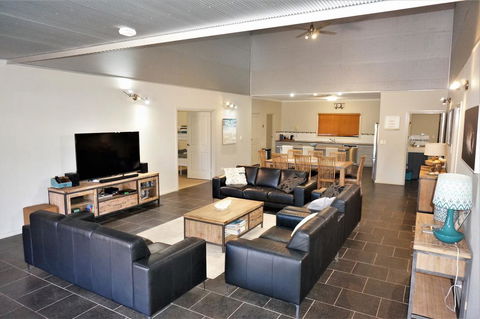 2 Trout Place - 4 Bedroom Holiday Home For The Nautical Adventurers - Accommodation Fremantle 3