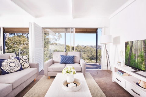 Bright And Spacious Family Home With Leafy Deck - Accommodation Fremantle 0
