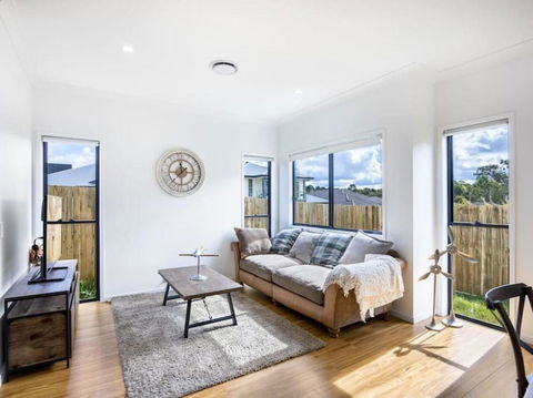 Cute 4BR Family Home In Calamvale - Accommodation Fremantle 1