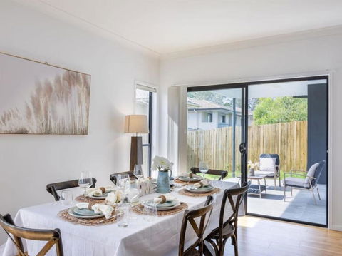 Cute 4BR Family Home In Calamvale - Accommodation Fremantle 3