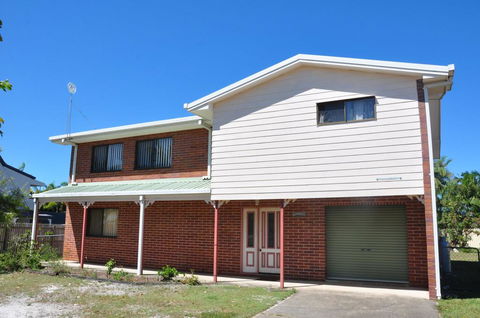 31 Bombala Crescent - Two Storey Home With Covered Outdoor Deck, Fully Fenced Backyard. Pet Friendly - Accommodation Fremantle 3
