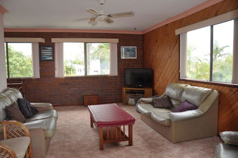 31 Bombala Crescent - Two Storey Home With Covered Outdoor Deck, Fully Fenced Backyard. Pet Friendly - Accommodation Fremantle 2
