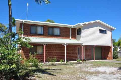 31 Bombala Crescent - Two Storey Home With Covered Outdoor Deck, Fully Fenced Backyard. Pet Friendly - Accommodation Fremantle 0