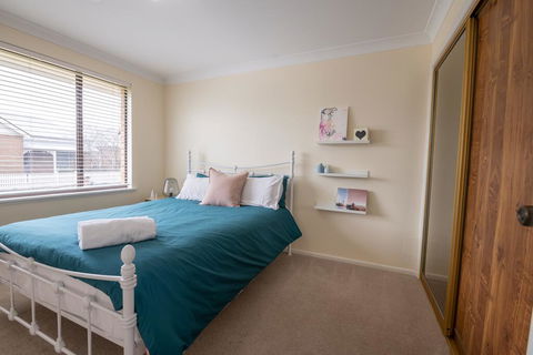 42 Rosemary Lane - Central Orange - Spacious Family Home - Quiet Lane - Accommodation Fremantle 2