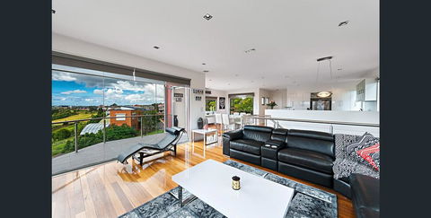 5 Star Gowanbrae Views - Accommodation Fremantle 2