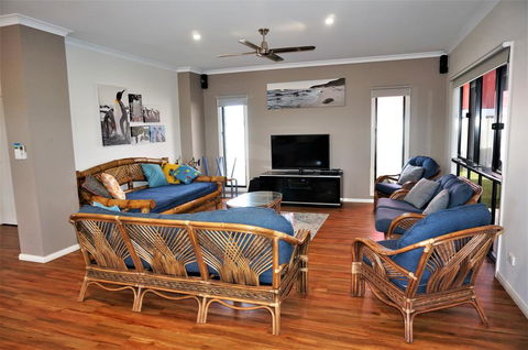 64 Madaffari Drive - PRIVATE JETTY - Accommodation Fremantle 2