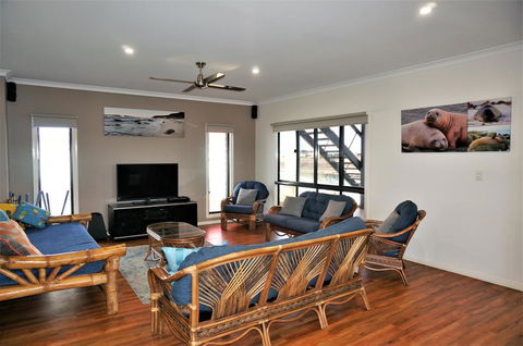 64 Madaffari Drive - PRIVATE JETTY - Accommodation Fremantle 3