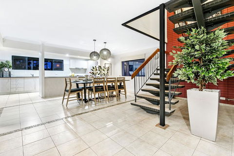 7 Bedroom Gold Coast Luxury Waterfront Home With Pool, Sleeps 20! - Accommodation Fremantle 0