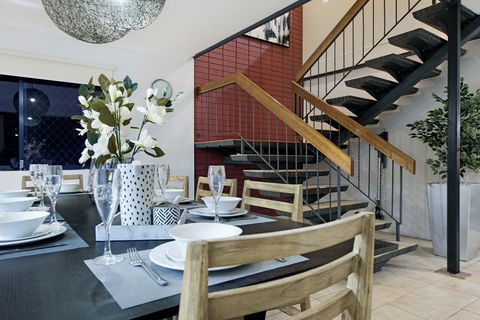 7 Bedroom Gold Coast Luxury Waterfront Home With Pool, Sleeps 20! - Accommodation Fremantle 3