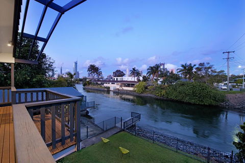 7 Bedroom Gold Coast Luxury Waterfront Home With Pool, Sleeps 20! - Accommodation Fremantle 2