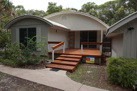 7 Belle Court - Rainbow Shores, Huge Beach House, Ducted Air Con, Pets Welcome - Accommodation Fremantle 0
