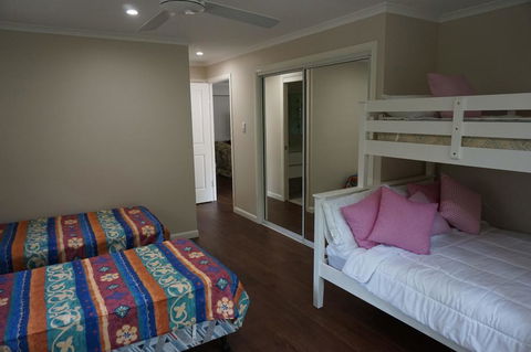 7 Belle Court - Rainbow Shores, Huge Beach House, Ducted Air Con, Pets Welcome - Accommodation Fremantle 1