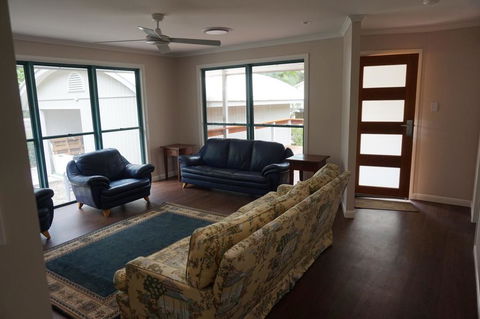 7 Belle Court - Rainbow Shores, Huge Beach House, Ducted Air Con, Pets Welcome - Accommodation Fremantle 2