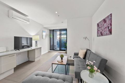 A Bright & Airy CBD Apt Next To Southern Cross - Accommodation Fremantle 0