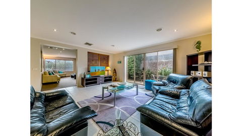 A TOUCH OF CLASS - PET FRIENDLY (OUTSIDE ONLY) - Accommodation Fremantle 1