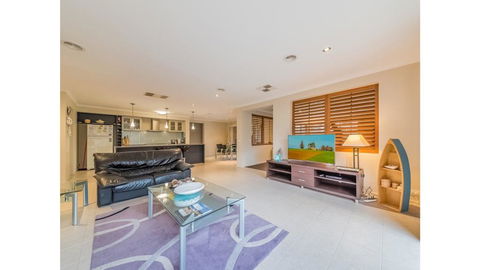 A TOUCH OF CLASS - PET FRIENDLY (OUTSIDE ONLY) - Accommodation Fremantle 2
