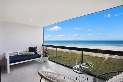 Absolute Beach Front Renovated 3 Bdrm 2 Bath App - Accommodation Fremantle 2