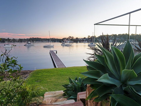 Absolute Waterfront Lakehouse Fishing Point Waterfront Pool Jetty - Accommodation Fremantle 2
