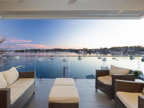 Absolute Waterfront Lakehouse Fishing Point Waterfront Pool Jetty - Accommodation Fremantle 1