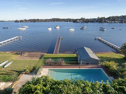 Absolute Waterfront Lakehouse Fishing Point Waterfront Pool Jetty - Accommodation Fremantle 3