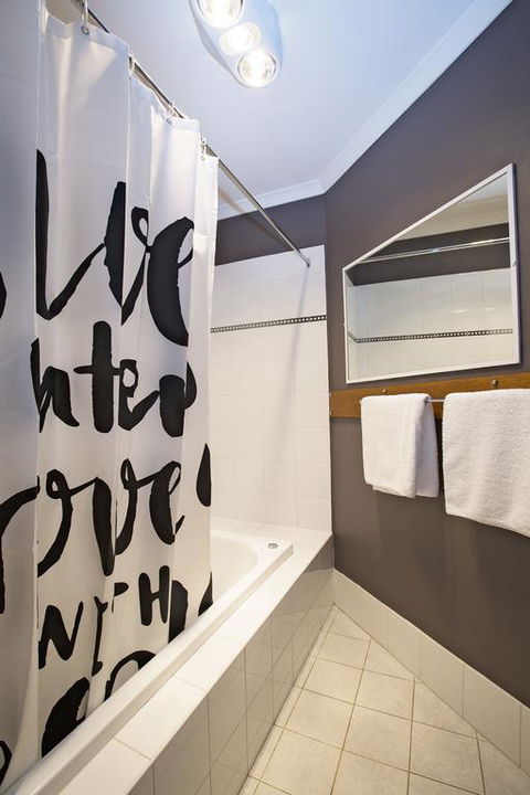 Acacia 2 - Luxurious Holiday Townhouse - Accommodation Fremantle 3