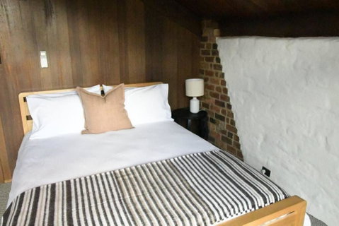Diskin House Mt Pleasant Rd, Eltham For 16 Guests - Accommodation Fremantle 2