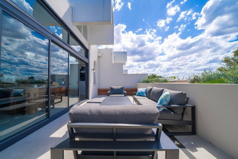 Elegant 3BR Apt -Bondi Junction & Stunning Skyline - Accommodation Fremantle 0