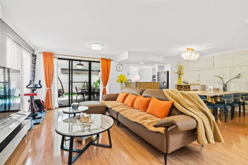 Equitice Autumn Moonlight Villa with Accommodation Fremantle