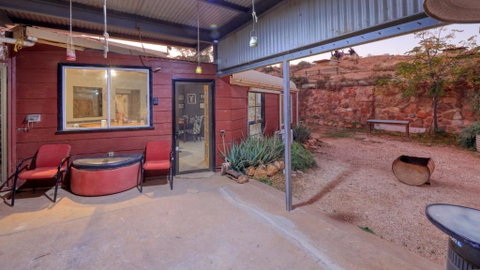 Fossickers Den Dugout Accommodation - Accommodation Fremantle 1