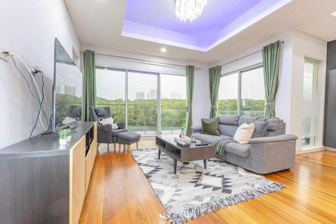 Glamorous 5BD House W Water View In Melrose Park - Accommodation Fremantle 0