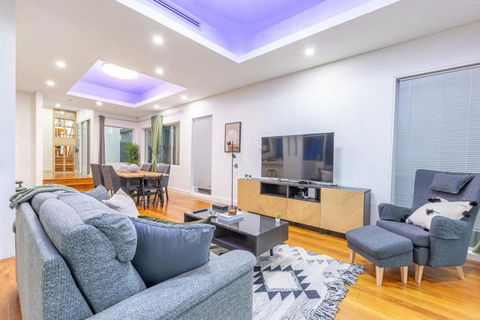 Glamorous 5BD House W Water View In Melrose Park - Accommodation Fremantle 2