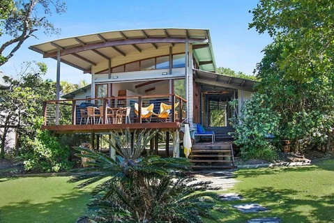 Fuller Holidays - Tuckeroo Beach House, Beachfront Suffolk Park - Accommodation Fremantle 0