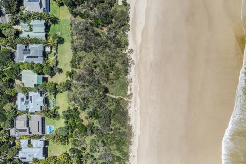 Fuller Holidays - Tuckeroo Beach House, Beachfront Suffolk Park - Accommodation Fremantle 2