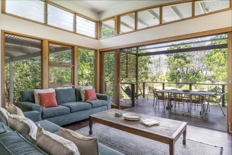 Fuller Holidays - Tuckeroo Beach House, Beachfront Suffolk Park - Accommodation Fremantle 4