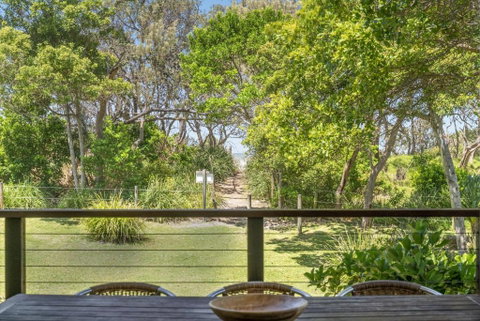 Fuller Holidays - Tuckeroo Beach House, Beachfront Suffolk Park - Accommodation Fremantle 1