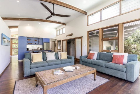 Fuller Holidays - Tuckeroo Beach House, Beachfront Suffolk Park - Accommodation Fremantle 3