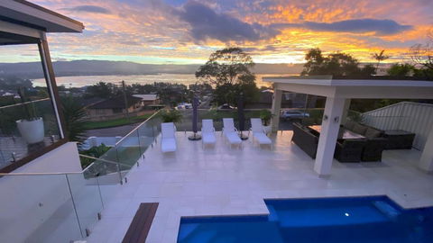 HEATed Pool, Lake & Beach, Luxury 5 B/R House - Accommodation Fremantle 1
