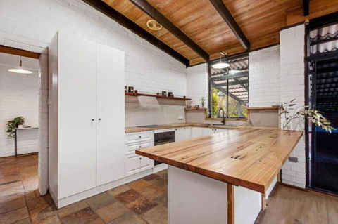 Hillside Retreat- Your Tranquil Home Away - Accommodation Fremantle 1