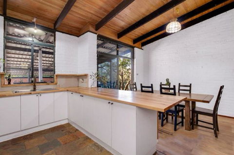 Hillside Retreat- Your Tranquil Home Away - Accommodation Fremantle 3