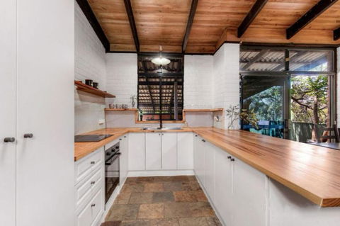 Hillside Retreat- Your Tranquil Home Away - Accommodation Fremantle 2