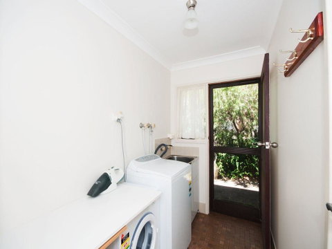 All Decked Out - Pet Friendly - Accommodation Fremantle 2