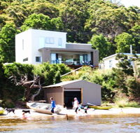 Amazing Ansons Bay Absolute Waterfront Beach House - Accommodation Fremantle