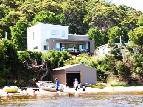 Amazing Ansons Bay Absolute Waterfront Beach House - Accommodation Fremantle 0
