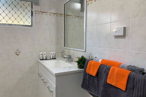 Andergrove Home With A Garden View-Wi-fi & Netflix - Accommodation Fremantle 1