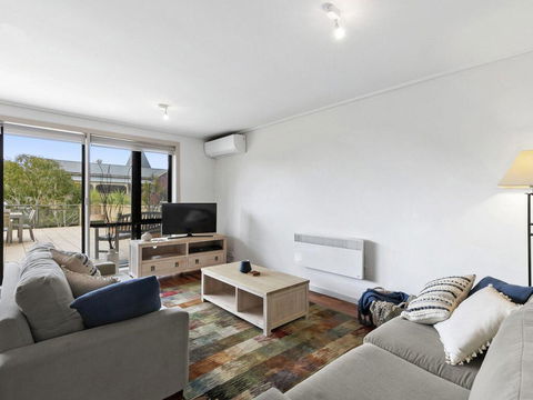 APARTMENT 23 PACIFIC APARTMENTS - Sit On The Deck And Soak In The View - Accommodation Fremantle 3