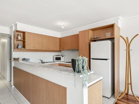 APARTMENT 23 PACIFIC APARTMENTS - Sit On The Deck And Soak In The View - Accommodation Fremantle 2