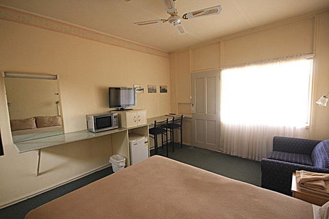 Aromet Motor Inn - Accommodation Fremantle 0