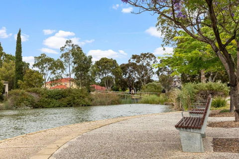 Mawson Lakes Retreat - 3BR, Wifi, Parking - Accommodation Fremantle 3