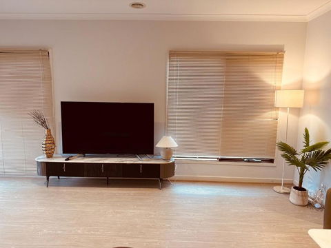 MEL-Point Cook Elegant Four-Bedroom House - Accommodation Fremantle 1