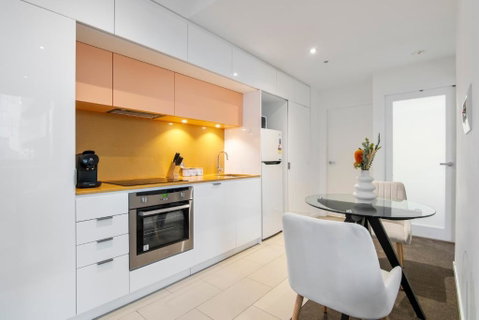 Modern 2BR Apt W City Views, Balcony & Wi-Fi - Accommodation Fremantle 1